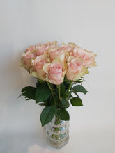 Load image into Gallery viewer, Rosebukett av våre kvalitetsroser
