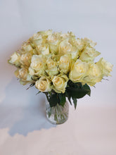 Load image into Gallery viewer, Rosebukett av våre kvalitetsroser
