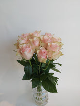 Load image into Gallery viewer, Rosebukett av våre kvalitetsroser
