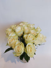 Load image into Gallery viewer, Rosebukett av våre kvalitetsroser
