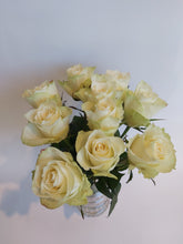 Load image into Gallery viewer, Rosebukett av våre kvalitetsroser
